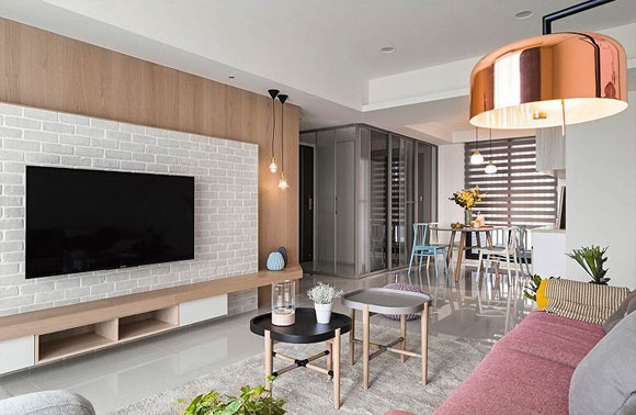 98㎡现代风格装修，文化石加木板电视墙真漂亮，没见过客厅装吊扇！