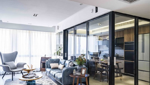 玻璃墙隔出厨房和餐厅，吊顶造型设计很大气，全屋装修漂亮极了！