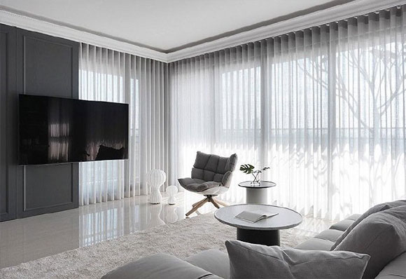 不同灰度的简洁空间，极简设计令人过目不忘，沙发后的书房最实用！