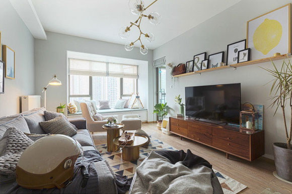 有点凌乱的家居空间,淡蓝色墙面格外漂亮,客厅装飘窗温馨极了!