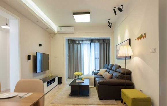 阳台用木条吊顶，客厅配黑色皮艺沙发，有个性的现代简约风格装修！