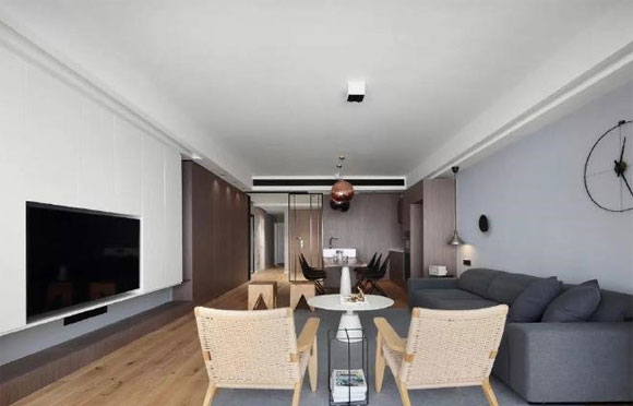 她家设计简洁很敞亮，不豪华的装修更大气，黑色卫生间装修真炫酷！