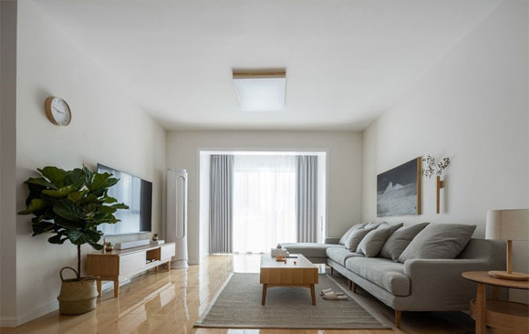 原木日式风格两房装修，墙面刷白没有吊顶，设计淡雅朴素很随和！