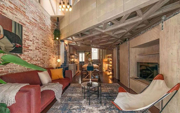 空间不规则的顶层公寓装修,复古怀旧个性十足,定制电视柜特实用!