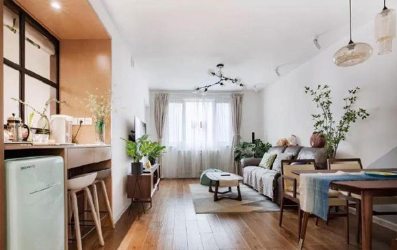 入户玻璃隔断墙,客厅装嵌入式书桌,墙面刷白加木地板,格外温馨!