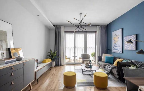 70㎡小两房装修,客厅装投影,蓝色墙面有品位,简约美观很温馨!
