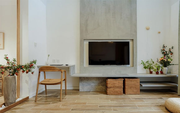 温馨的原木复式公寓装修,水泥色电视墙,玻璃当地板,真少见!