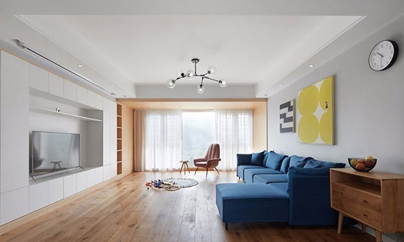 淡蓝色墙面,原木色地板,定制满屋柜子超实用,感觉真舒服!