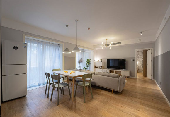 装修简洁却极度舒服,地面铺木地板,双色乳胶漆墙面,全屋真好看!