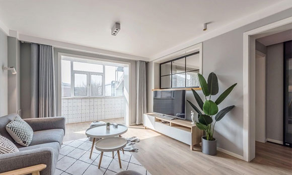 95㎡装修很简洁,沙发墙装壁龛,卡座式餐厅,卧室衣柜美观实用!