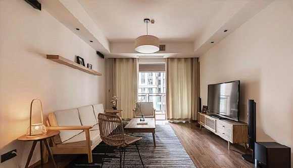 干净清透的小两房,阳台铺防腐木,卧室装推拉门衣柜,简单却实用!