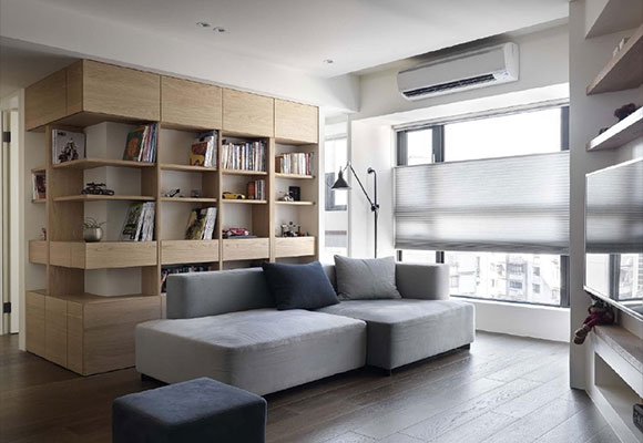 特别舒服的二人世界,沙发墙装书柜,全屋铺木地板,简洁大方!
