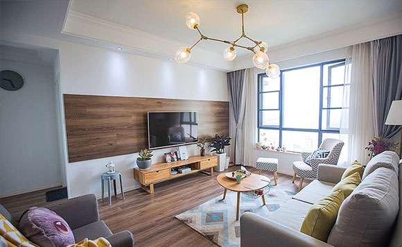 清爽通透的家,木板电视墙简洁大方很耐看,卧室阳台打通更实用!