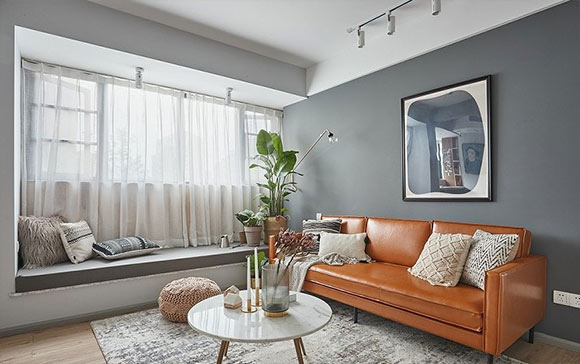 她家装修简单又纯粹，客厅安装飘窗和吧台，卧室设计更漂亮！