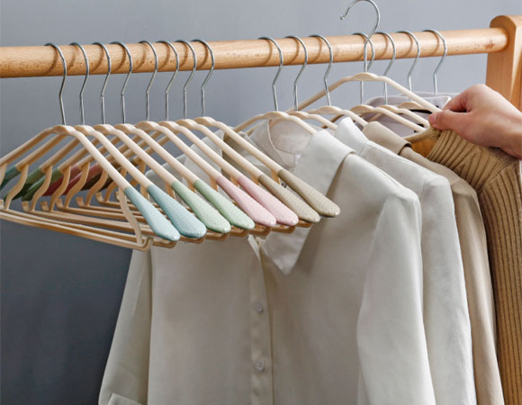 干湿两用宽肩无痕晾衣架,PP材质结实又耐用,承重性强还防滑落!