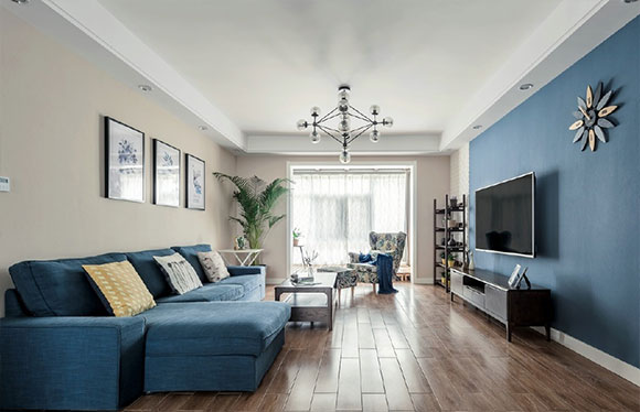 简洁大方很清爽的美式住宅，阳台装防腐木，客厅设计漂亮极了！