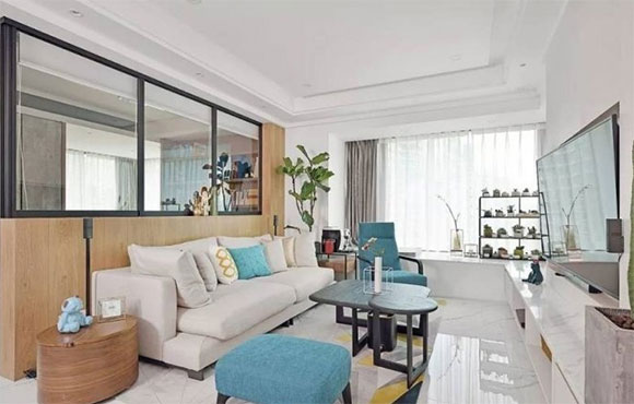 她家装修设计简洁，半开放式设计通透敞亮，鞋柜挂在墙上是亮点！