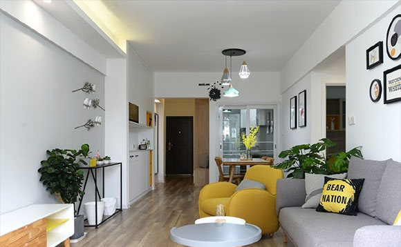 温馨的小户型空间，简约风格设计很漂亮，定制满墙的餐边框真实用！