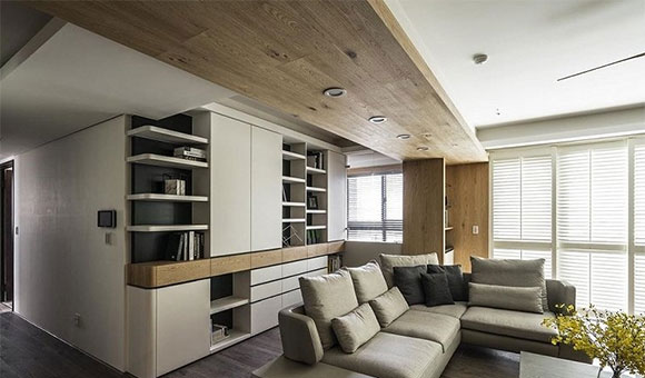 水泥色墙面木板吊顶，有个性的现代风格装修，沙发墙装书柜真实用！