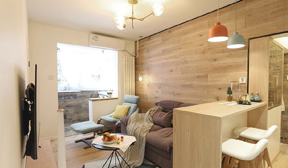 幸福的三口之家,客厅装吧台当餐桌,木地板上墙,装修实用又好看!