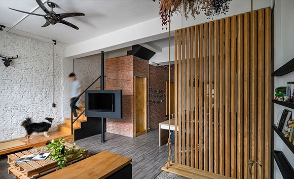 见过最个性的复式公寓,木质隔断墙,文化石墙面,电视墙真少见!