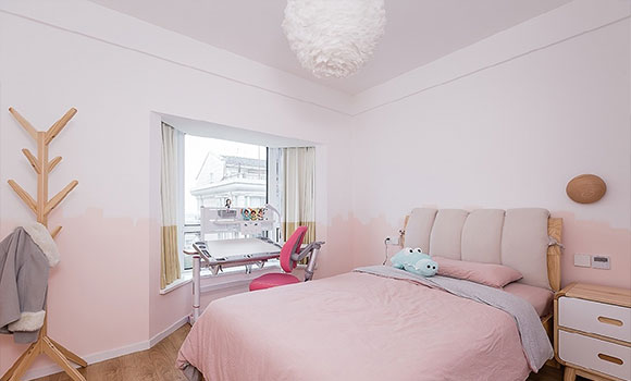 儿童房的装修以粉色调来设计,墙面采用白色加粉色乳胶漆来装饰,上