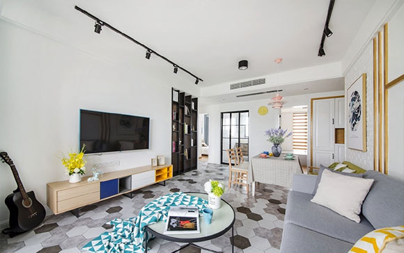 进门见卫生间,用书柜隔断美观又实用,蜂窝状地面砖太漂亮了!