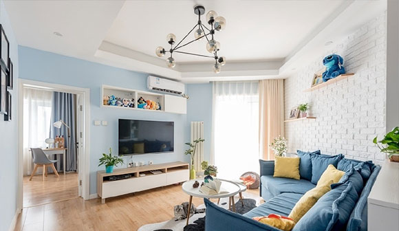 餐边柜当隔断墙,浅蓝色乳胶漆墙面,不规则客厅这样装修真漂亮!