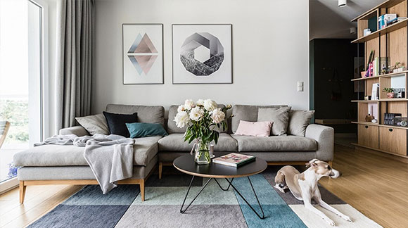 淡灰与原木色组合的温馨空间,客餐厅厨房一体,仿佛住在森林里!