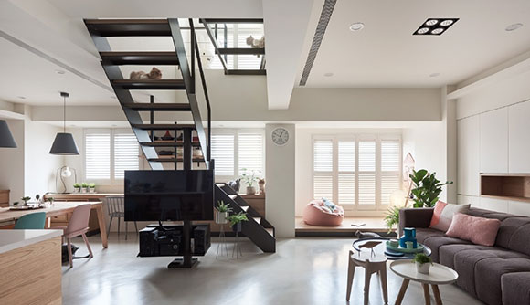 一尘不染的复式空间，沙发墙打满柜子，橱柜收纳设计真强大！