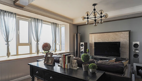 现代美式乡村风格装修，沙发后摆书桌，客餐厅书房一体，很大气！