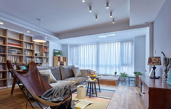 她家沙发墙装书柜,客厅阳台打通装地台,入户玄关墙更漂亮!