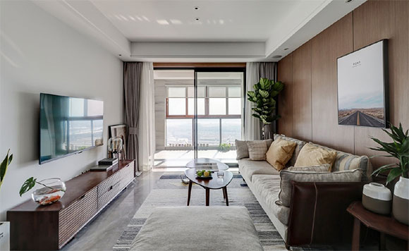 装修设计很简洁的三房，大阳台摆沙发，棕色木板装饰墙面真耐看！