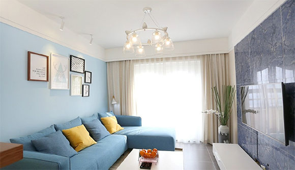 她家设计简洁却温馨别致，色彩搭配层次分明，客厅小吧台真惬意！