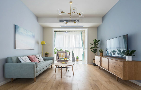 她家装修清新简约,配色干净清爽真舒服,阳台储物柜很实用!