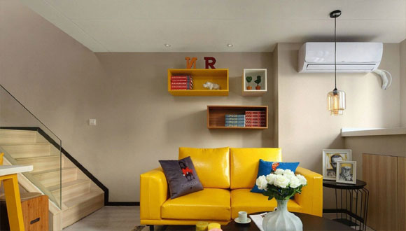 设计简洁的复式空间，进门就是厨房，餐桌摆在楼梯下，拥挤却很实用！