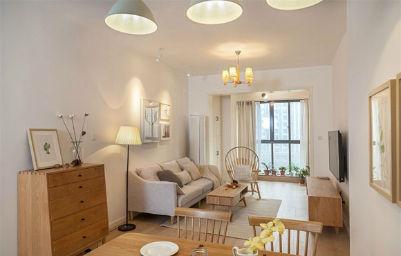 她家日式风格装修，客厅阳台打通，全屋没有造型设计反而很舒服！