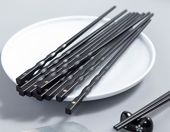 家人健康最重要,换双不到1块钱的合金筷子,防霉抗菌耐高温易清洗!
