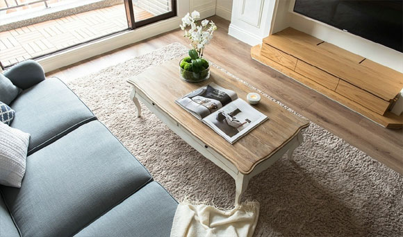 她家装修设计简约精致，条纹墙纸加壁炉电视墙，别具一格的美式空间！