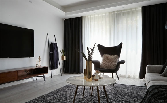 她家现代北欧风装修，设计简洁配色素雅，黑色布艺窗帘是亮点！