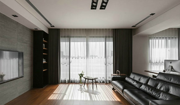 黑白灰色现代风格大户型装修，搭配棕色木地板，很沉稳的高级感！