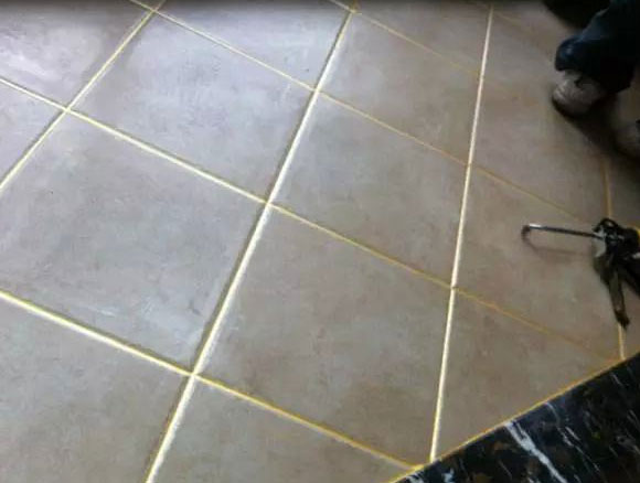 环氧彩砂美缝剂和双组份美缝剂哪个好，它们有什么区别？