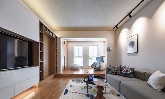 户型不好怎样设计？这套两居室装修值得借鉴，客厅阳台装修堪比多间房！