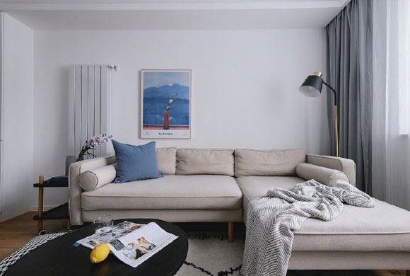 越来越多人选择北欧风设计，卧室阳台打通装地台，小两房很舒服！