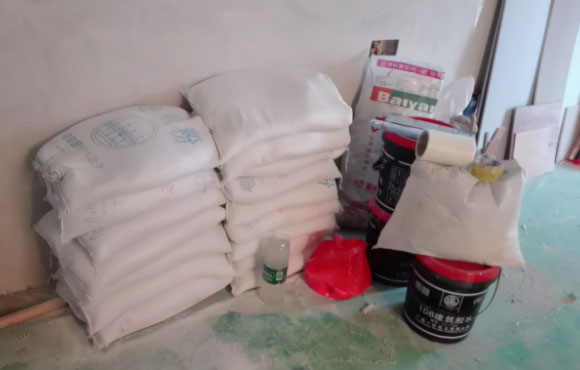 墙面装修刮腻子的问题，腻子粉的种类有哪些？加胶水还是加水？