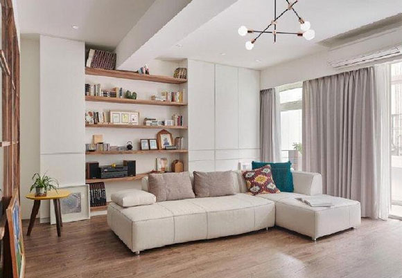 非日式风格的原木色空间,沙发墙装柜子加开放式厨房,全屋很实用!