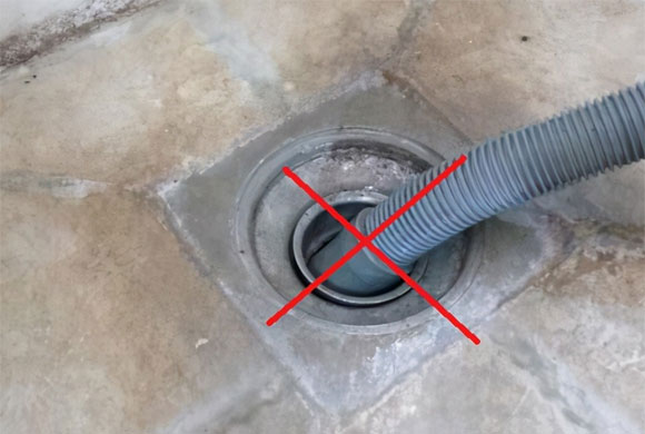 洗衣机排水管这样放，不漏水还能防止返味，真心实用的方法！