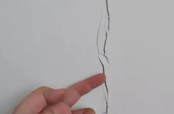 墙面开裂有缝隙，正确的修复方法很重要，看看装修师傅怎么说！